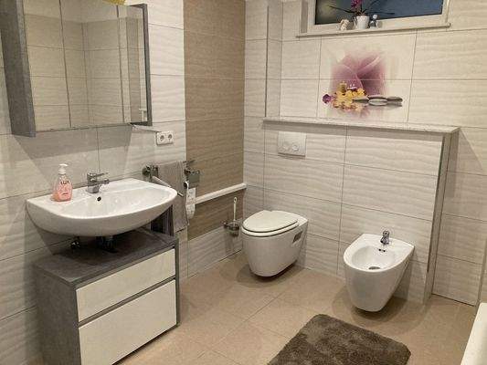 mit Designer-Fliesen