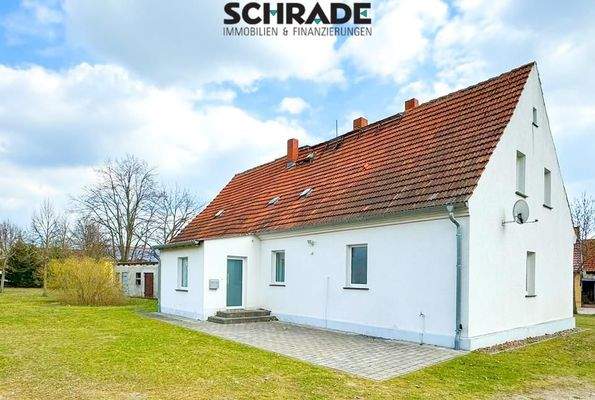 ...hofseitig mit Terrasse