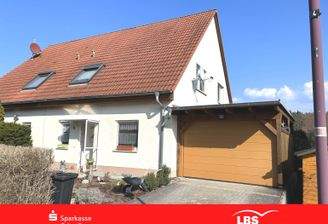 Ansicht Straßenseite und Zufahrt Carport