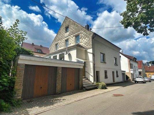 Seitenansicht mit Garagen