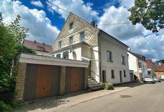 Seitenansicht mit Garagen