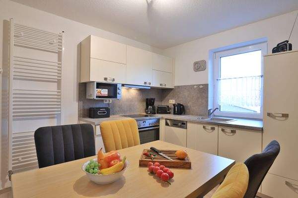 separate Küche mit Einbauküche