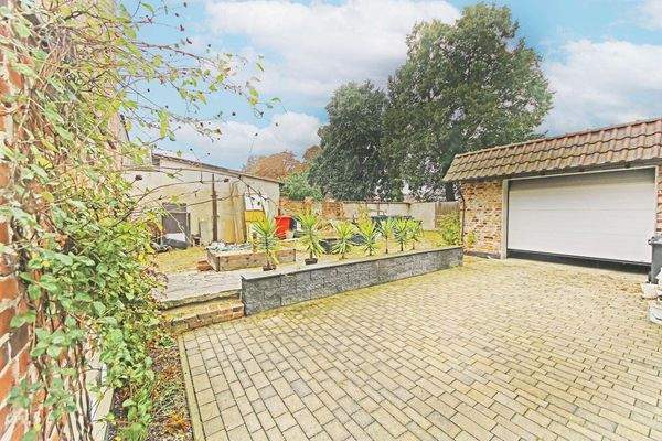 Hofbereich mit Garage