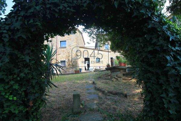 Kleine Wohnung mit Garten in einem historischen Naturstein-Bauernhaus in Vinci