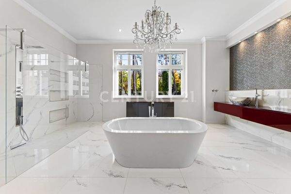 Badezimmer mit freistehender Badewanne und Walk-in Dusche