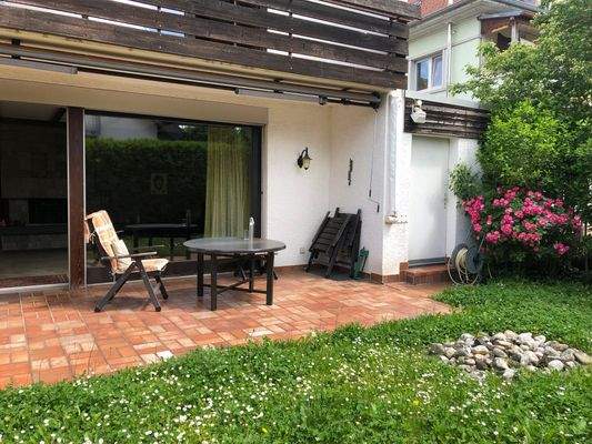 Zugang zum Garten durch die Garage