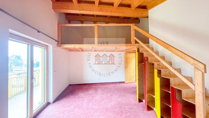 Kinderzimmer mit oberer Schlafebene und Einbauschränken