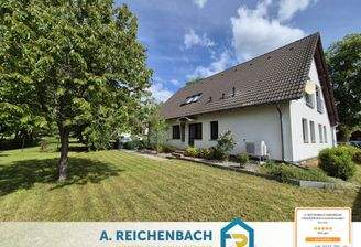 Rückseite mit Zugang zur DG Wohnung