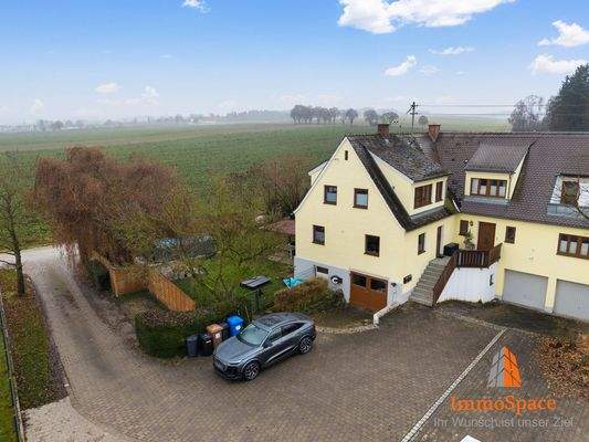 Blick auf die Doppelhaushälfte und den Vorplatz