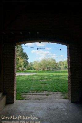 Scheunentor mit Blick in den Garten