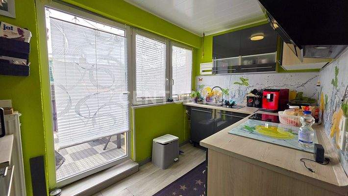 Küche der Wohnung im OG mit Zugang zum Balkon