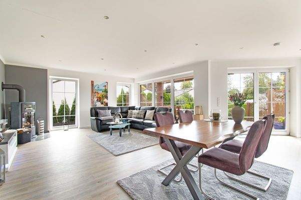 Lichtdurchfluteter Wohnbereich mit offenem Raumgefühl und Kamin