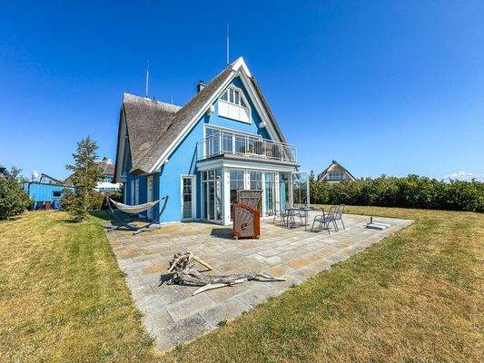 Gartenseite mit Terrasse und Balkon