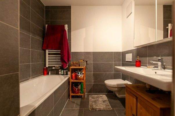 Bad mit WM-Anschluss, Dusche und Wanne