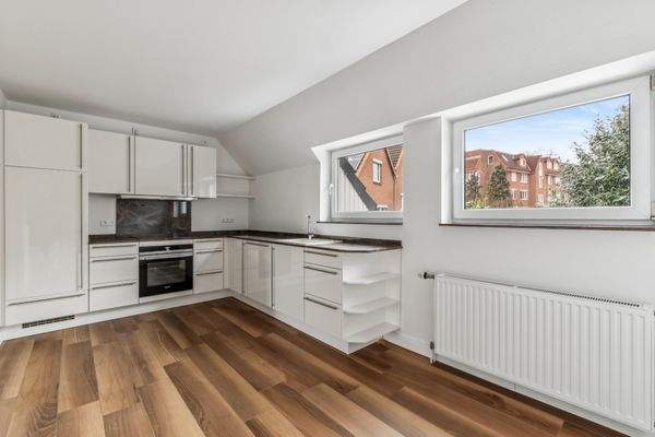 Großzügige Einbauküche mit hochwertigen Markengeräten