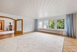 Wohnzimmer mit Blick ins Esszimmer