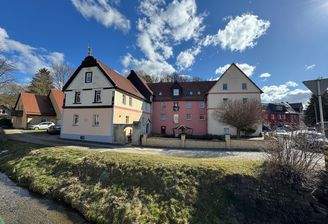 Hausansicht im Sonnenschein