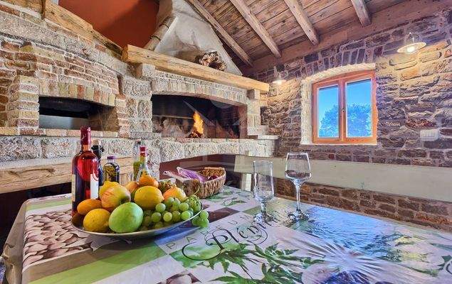 Drei kleinere Steinhäuser mit demselben Charme