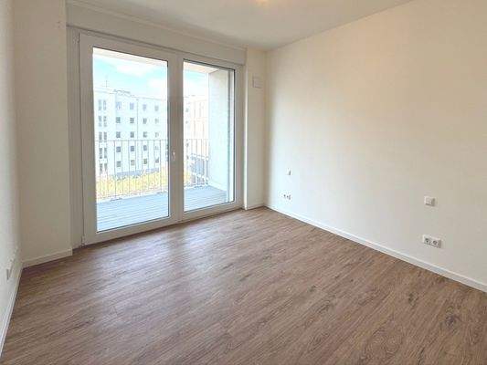 Helles Zimmer mit Balkon