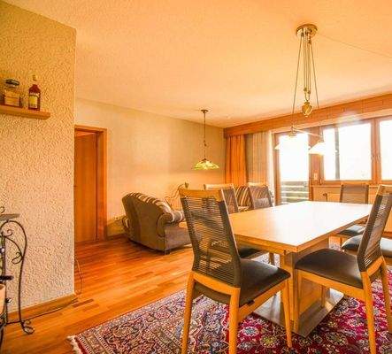 Esszimmer mit Zugang zum Balkon