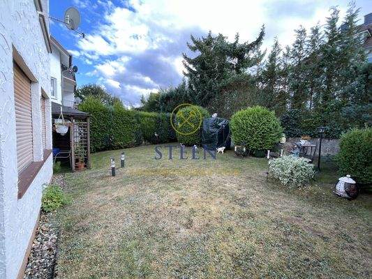 Hausseite mit Garten