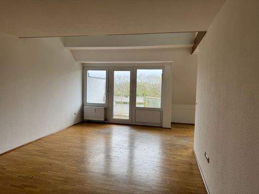 Helles Wohnzimmer mit Balkon