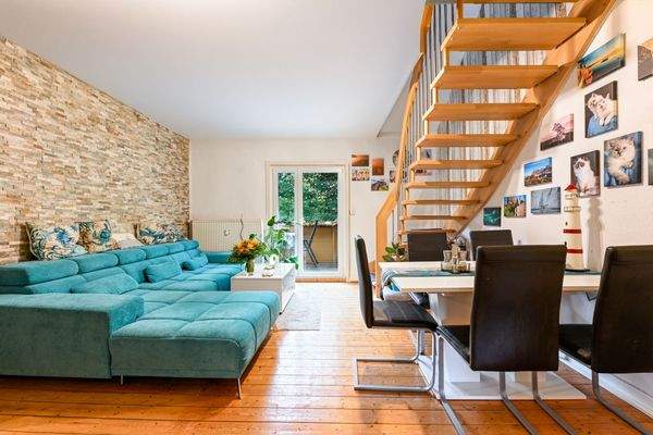 Wohn-Essbereich mit Blick zum Balkon 