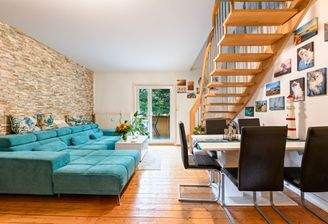 Wohn-Essbereich mit Blick zum Balkon 