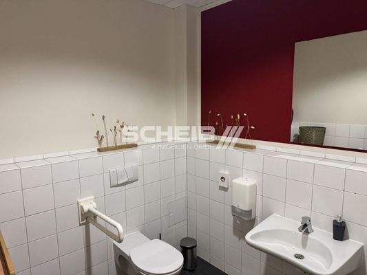 mit behindertengerechter Toilette