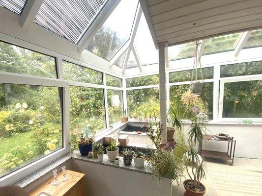 Blick aus dem Wintergarten in die üppige Natur!