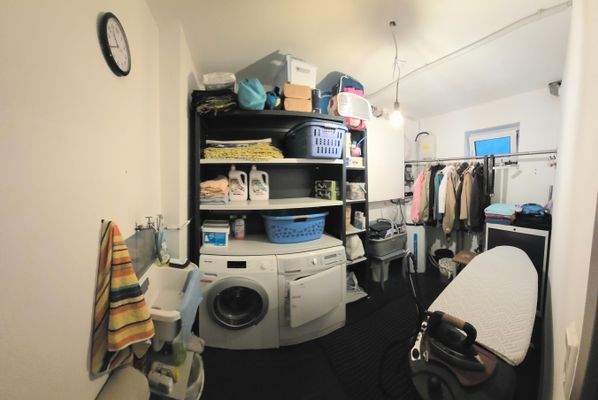 Waschraum im Untergeschoss mit Tageslicht und einer Entkalkungsanlage