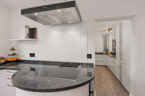 ... und hochwertigen Einbaugeräten ...