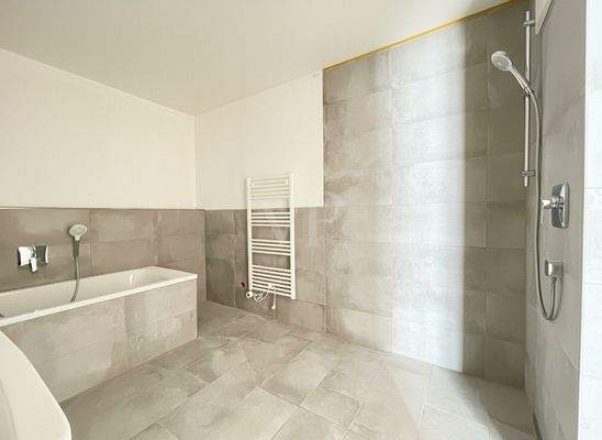 mit Badewanne und Dusche