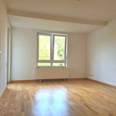 Blick in Wohnzimmer mit großem Fensterelement