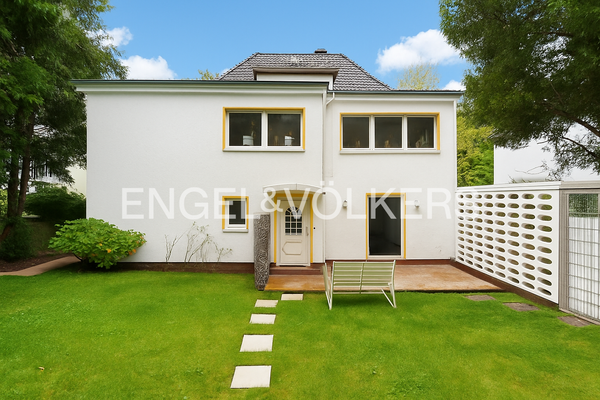 Blick auf die Rückseite der Immobilie mit Terrasse