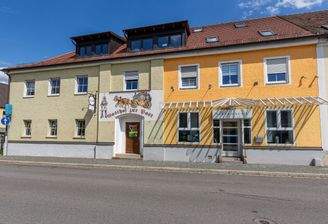 Außenansicht Haupthaus + Friseur