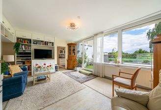 Wohnraum mit Zugang zur großen Terrasse