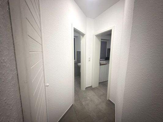 Flur mit zwei Türen