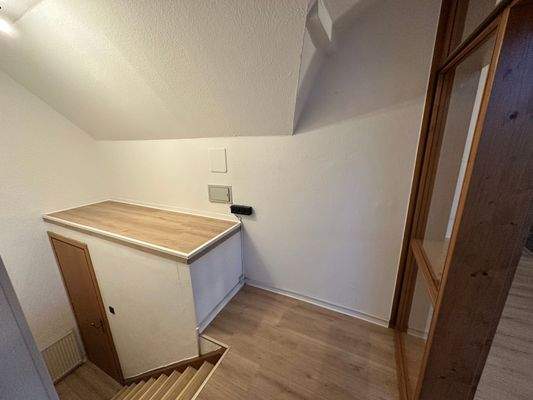 Helles Treppenhaus mit Holz