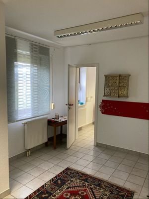 separate Büro / Praxisfläche im Erdgeschoss mit diversen Einzelräumen & Sanitärbereich
