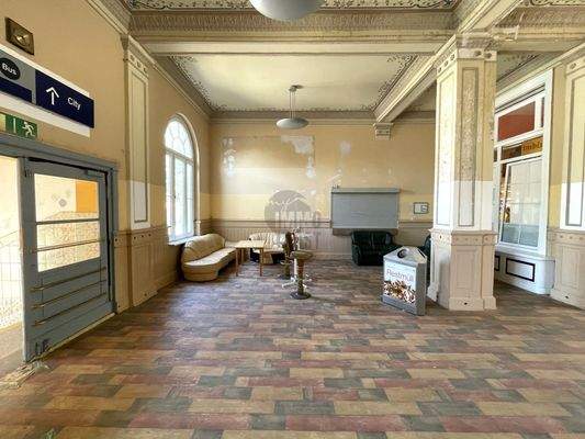 Eingangshalle-Eingang-West