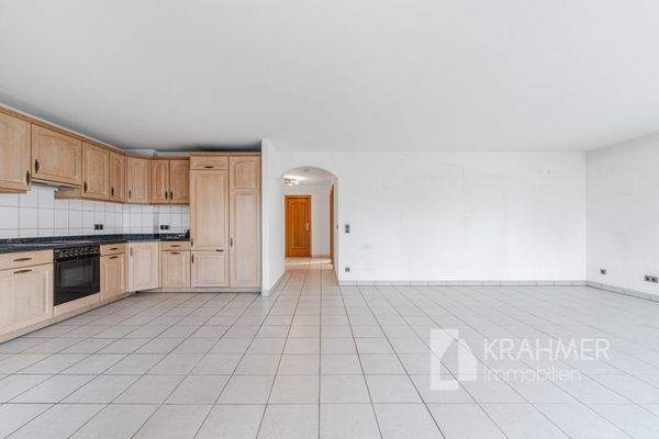 Wohnzimmer mit offener Küche