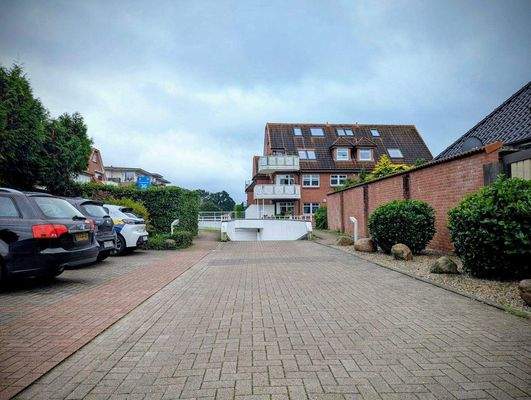 Ruhige Lage durch nach hinten versetzte Bebauung.