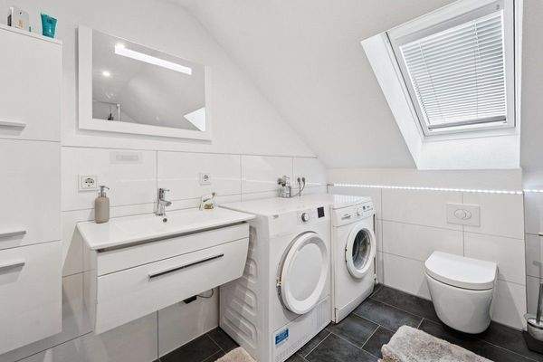 Badezimmer (Whg. Dachgeschoss)