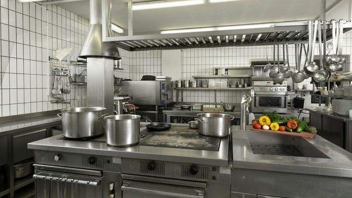 Die große Gastronomie-Küche bildet das Verbindungsstück zu den beiden Gebäudeteilen