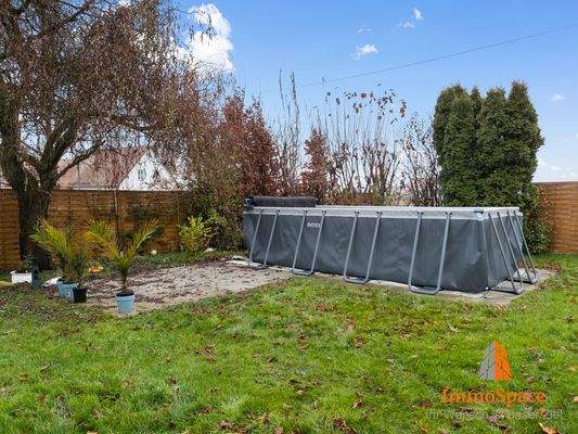 Großer Garten mit viel Platz für einen Pool