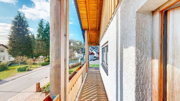 Balkon vor dem Haus zur Straßenseite