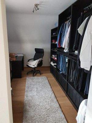 Ankleidezimmer im Schlafzimmer