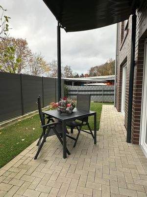 Moderne Terrasse mit Tisch