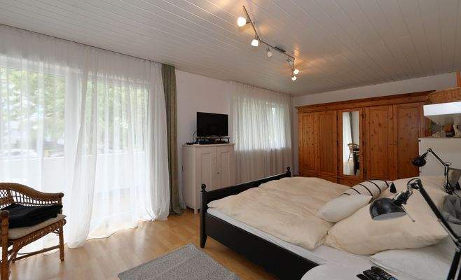 Schlafzimmer im Obergeschoss mit Balkon